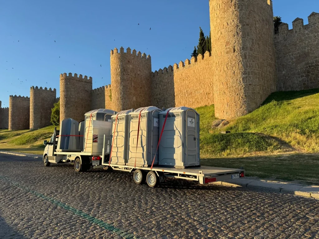 Alquiler baños portátiles en Ávila - cabinas Eccosan junto a la muralla