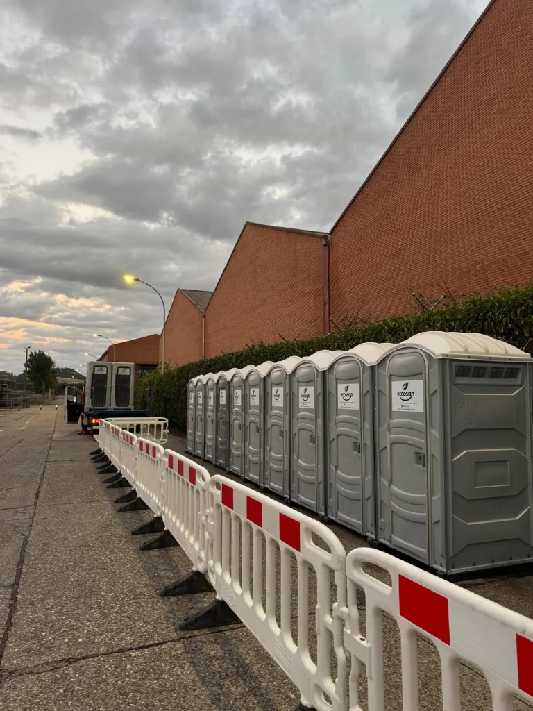 Alquiler baños portátiles en Valladolid - cabinas Eccosan instaladas en una fábrica
